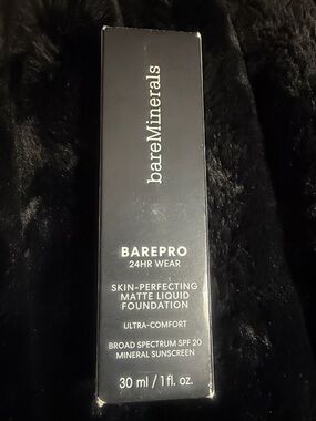 bareMinerals BAREPRO 24-hr Skin-Perfecting Matte Liquid Foundation SPF 20 - NWOT